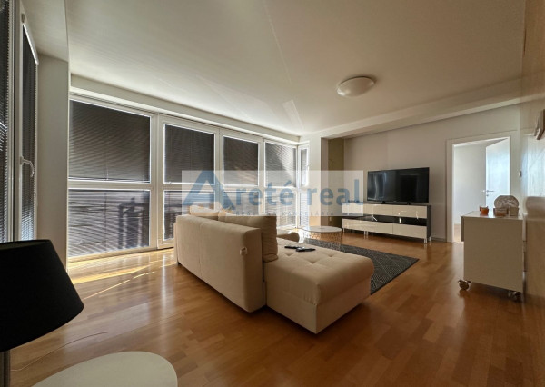 ARETÉ REAL - PRENÁJOM ZARIADENÉHO 3-IZBOVÉHO BYTU S PRIESTRANNOU LODŽIOU, PARKOVACÍM STÁTÍM, ENERGIAMI, KTV, INTERNETOM, KLIMATIZÁCIOU, PEZINOK, ŠANCOVÁ